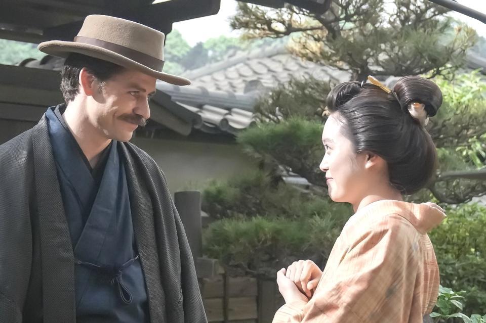 見つめ合ってほほ笑むトキ（高石あかり）とヘブン（トミー・バストウ）