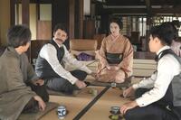 家族四人での新婚生活にちょっぴり不安なトキ。左から、夫のヘブン（トミー・バストウ）、トキ（高石あかり）