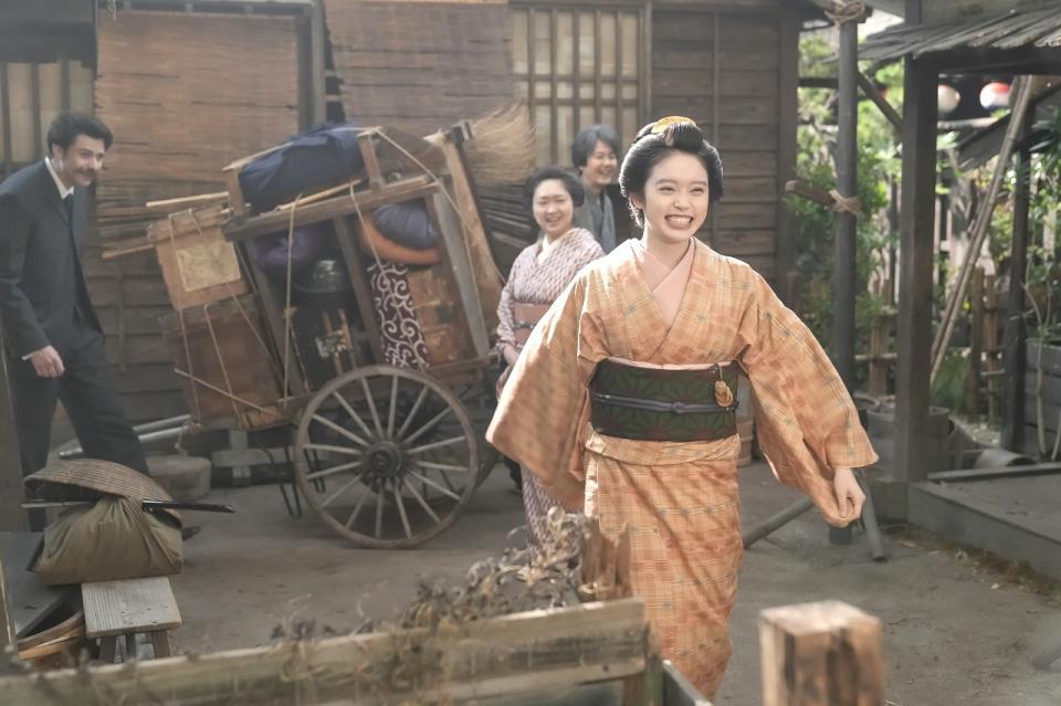 トキ（高石あかり）は夫となったヘブン（トミー・バストウ・左）、両親と武家屋敷へお引越し