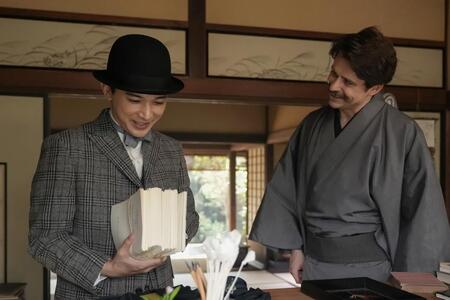 ヘブンの日本滞在記完成に顔をほころばせる錦織。左から、錦織（吉沢亮）、ヘブン（トミー・バストウ）