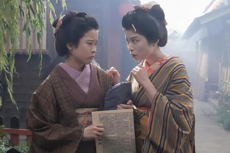 新聞の「ヘブン先生日録」を読んだサワ（円井わん・左）となみ（さとうほなみ）