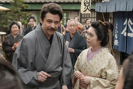 散歩中のトキ（高石あかり）とヘブン（トミー・バストウ）は、町中の人から声を掛けられて…