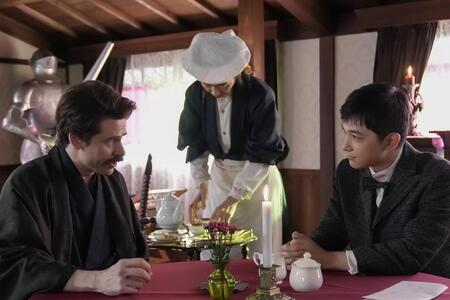 錦織（吉沢亮・右）と西洋式のお茶のテーブルを囲むヘブン（トミー・バストウ）