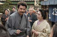 散歩中のトキ（高石あかり）とヘブン（トミー・バストウ）は、町中の人から声を掛けられて…