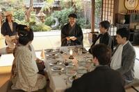 山橋（柄本時生・左）の西洋料理がふるまわれた完成パーティーに、梶谷（岩崎う大・中央）が現れて…