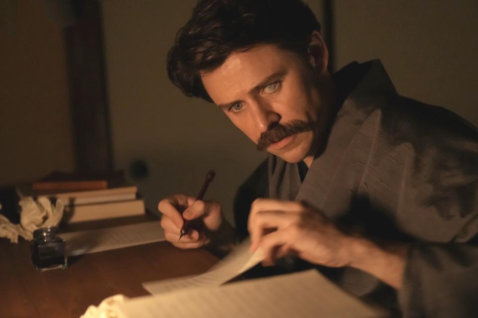 ヘブン（トミー・バストウ）は、ついに日本滞在記を書き上げる