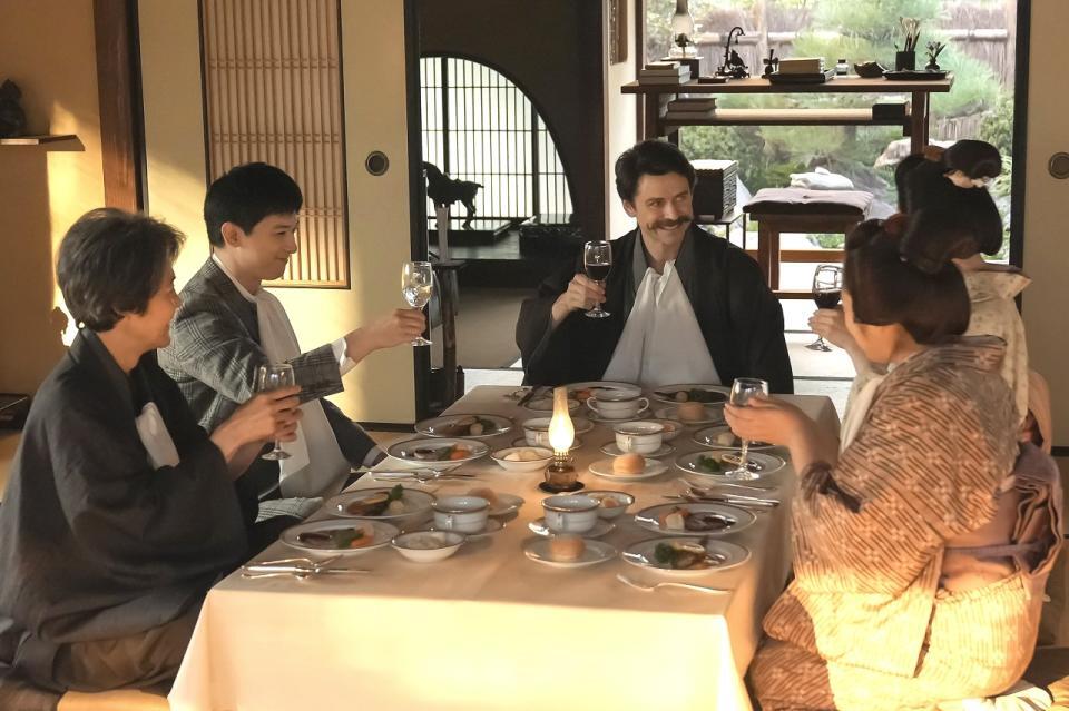 山橋の西洋料理を囲んだ日本滞在記完成パーティー。左から、司之介（岡部たかし）、錦織（吉沢亮）、ヘブン（トミー・バストウ）