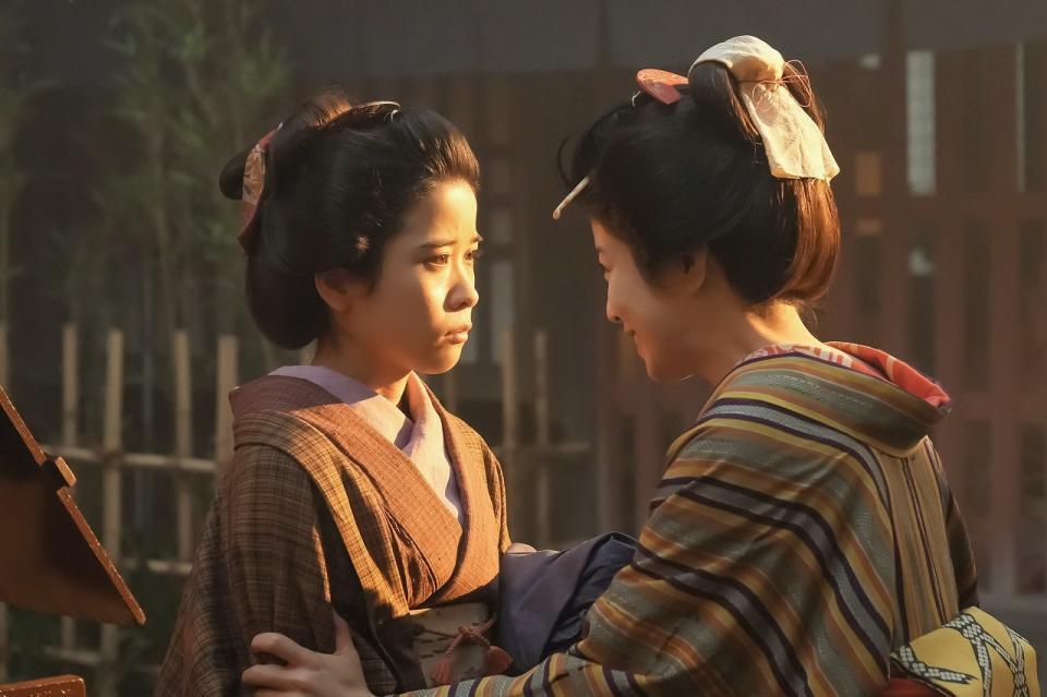 なみ（さとうほなみ・右）は不安げな表情のサワ（円井わん）の腕に手をやって…