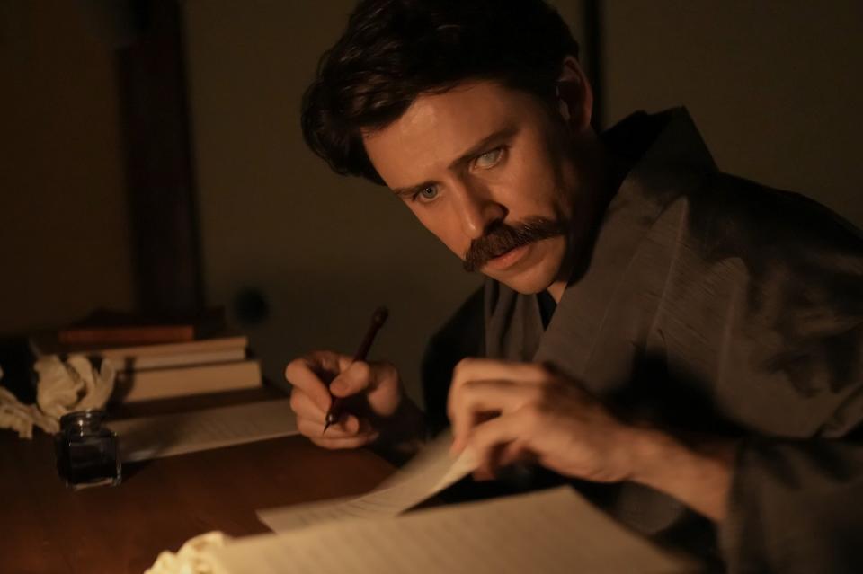 ヘブン（トミー・バストウ）は、ついに日本滞在記を書き上げる