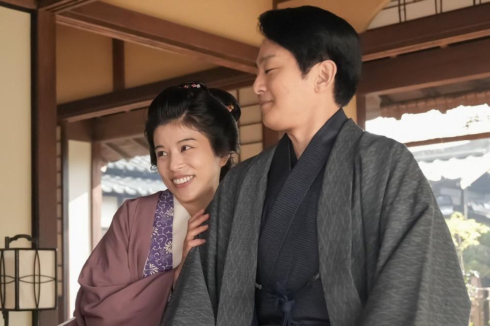 なみ（さとうほなみ）が福間（ヒロウエノ）と、トキの新居を訪れる