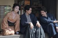 トキ（高石あかり）は、庄田（濱正悟）とヘブン（トミー・バストウ）ににじり寄って…