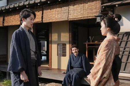 庄田はトキに向き合って…。左から、庄田（濱正悟）、ヘブン（トミー・バストウ）、トキ（高石あかり）