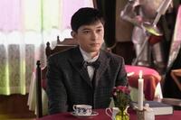 錦織（吉沢亮）は、久しぶりに庄田と再会する