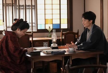 庄田（濱正悟）の指導で試験勉強に励むサワ（円井わん）