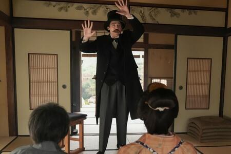 ヘブン（トミー・バストウ）は、落ち込むトキにあるものを披露！