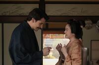 嬉しそうなトキ（高石あかり）の様子に安堵するヘブン（トミー・バストウ）