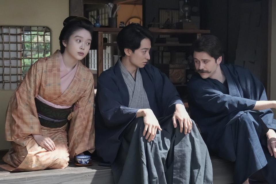 トキ（高石あかり）は、庄田（濱正悟）とヘブン（トミー・バストウ）ににじり寄って…