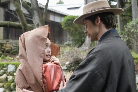 人目を忍んだ格好のトキ（高石あかり）とヘブン（トミー・バストウ）