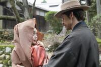 人目を忍んだ格好のトキ（高石あかり）とヘブン（トミー・バストウ）