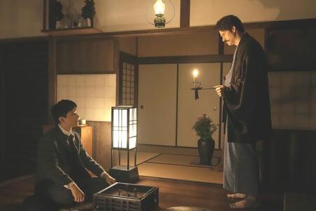 駆けつけた錦織（吉沢亮）を迎えるヘブン（トミー・バストウ）