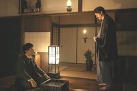 駆けつけた錦織（吉沢亮）を迎えるヘブン（トミー・バストウ）