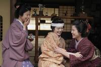 トキ（高石あかり・中央）のために駆けつけたサワ（円井わん・右）やなみ（さとうほなみ）と