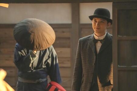 松野家の様子にほっとした表情を浮かべる錦織（吉沢亮）