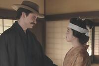 人々の関心がそれて落ち着きを取り戻したトキ（高石あかり）とヘブン（トミー・バストウ）