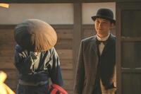 松野家の様子にほっとした表情を浮かべる錦織（吉沢亮）