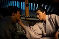 信長（右、小栗旬）を凝視する小一郎（仲野太賀）。ＮＨＫ大河ドラマ「豊臣兄弟！」より