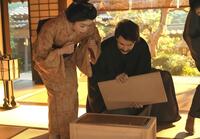 ヘブンに届いた大きな荷物の中身は？左から、トキ（高石あかり）、ヘブン（トミー・バストウ）