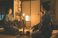 母・フミ（池脇千鶴・左）の語る怪談に聞き入るトキ（高石あかり）、ヘブン（トミー・バストウ）