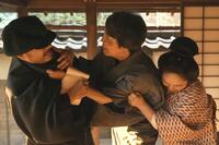 顔にけがを負った司之介が記者の梶谷につかみかかる…。左から、梶谷（岩崎う大）、司之介（岡部たかし）、フミ（池脇千鶴）