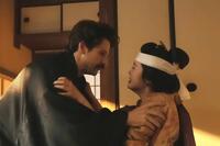 激しく落胆するトキ（高石あかり）の肩を抱くヘブン（トミー・バストウ）