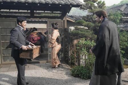 大荷物を抱えて現れた錦織（吉沢亮）に、ヘブン（トミー・バストウ）もびっくり