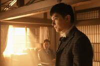 錦織（吉沢亮）は、ヘブンを松江に留めるためあの手この手で…