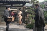 大荷物を抱えて現れた錦織（吉沢亮）に、ヘブン（トミー・バストウ）もびっくり