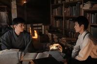 弟の丈（杉田雷麟・右）と向き合う錦織（吉沢亮）