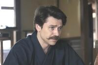 松江を離れて熊本へ行こうとヘブン（トミー・バストウ）は松野家に提案