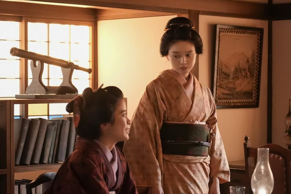 サワ（円井わん・左）の言葉がトキ（高石あかり）に引っかかる