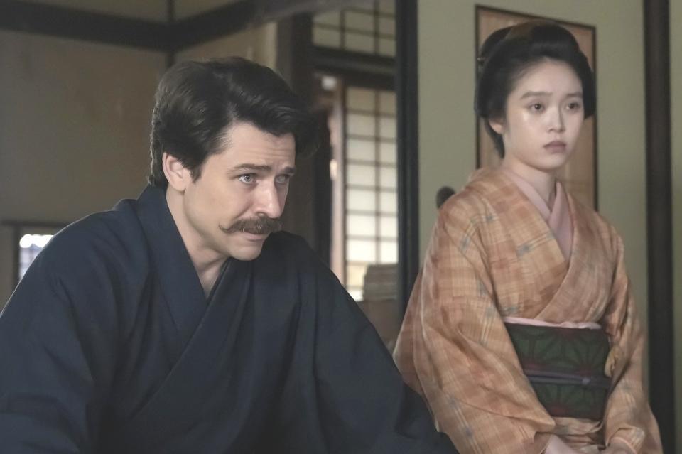 松江を離れるというヘブン（トミー・バストウ）の提案が納得できないトキ（高石あかり）