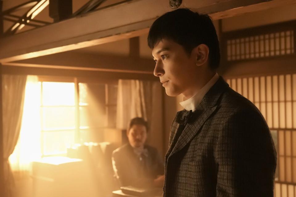 錦織（吉沢亮）は、ヘブンを松江に留めるためあの手この手で…