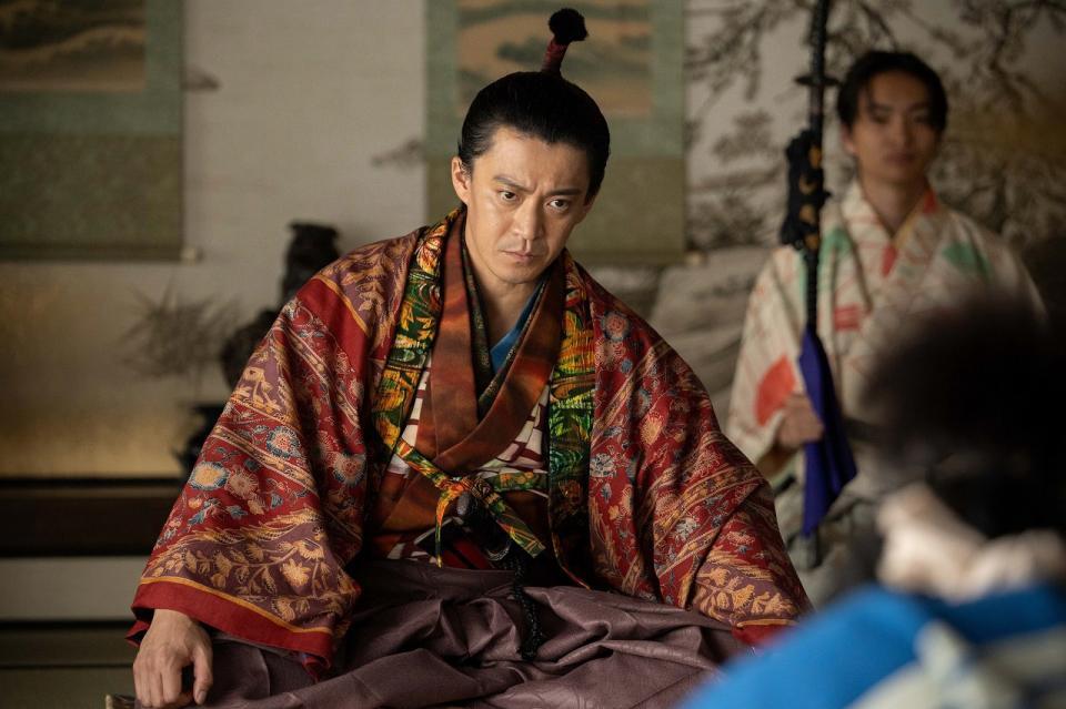 家臣を凝視する織田信長（小栗旬）。ＮＨＫ大河ドラマ「豊臣兄弟！」より