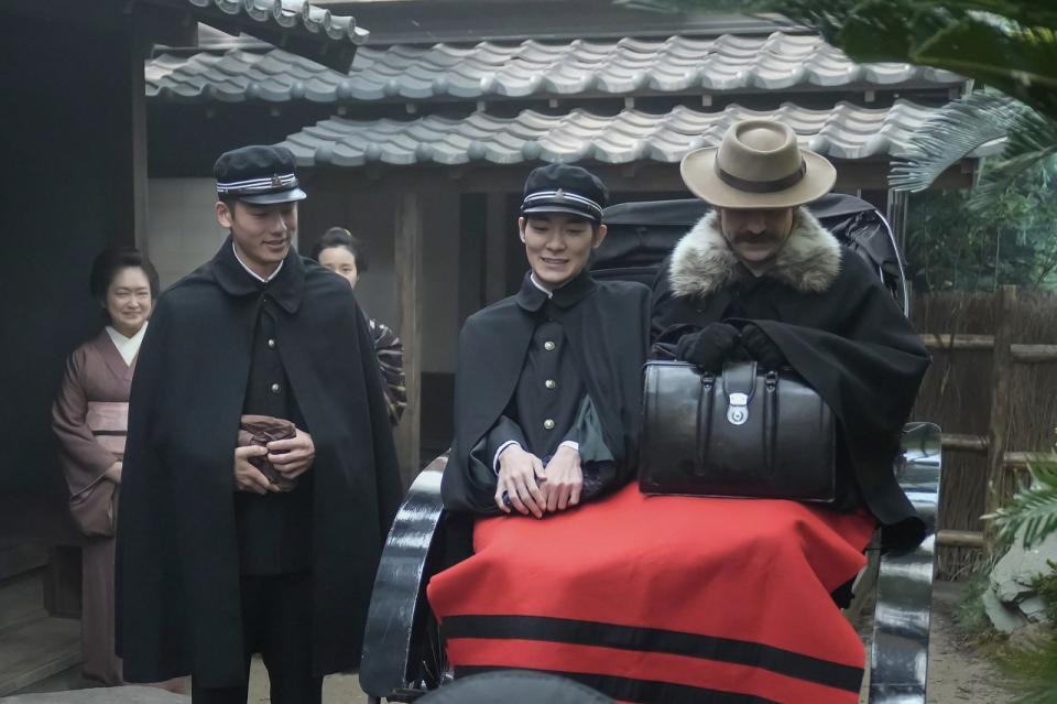 ヘブン（トミー・バストウ）の教え子、丈（杉田雷麟・中央）と正木（日高由起刀）も熊本で同居へ