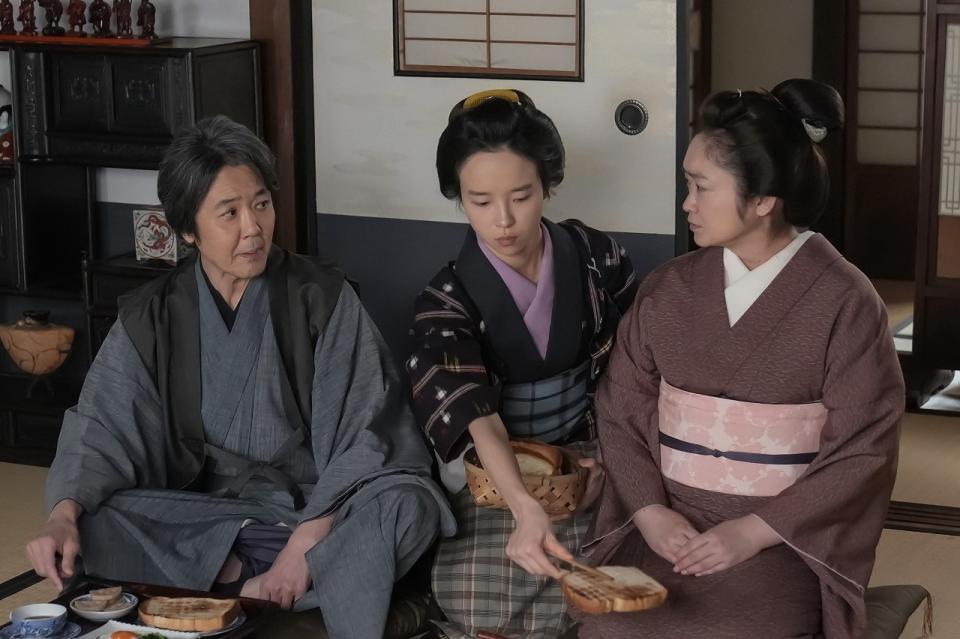 朝ごはんにトーストを配る女中のクマ。左から、司之介（岡部たかし）、クマ（夏目透羽）、フミ（池脇千鶴）