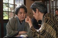 こっそり、ある人物（夙川アトム・右）と密会する司之介（岡部たかし）