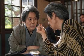 こっそり、ある人物（夙川アトム・右）と密会する司之介（岡部たかし）