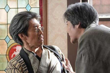 怪しい人物（夙川アトム・左）に詰め寄る司之介（岡部たかし）