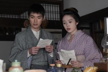 何かをみつめるトキ（高石あかり）と丈（杉田雷麟）