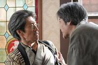 怪しい人物（夙川アトム・左）に詰め寄る司之介（岡部たかし）